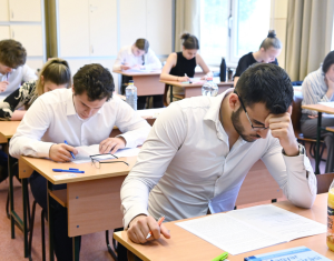 Hatalmas hőségben írásbeliznek az érettégizők