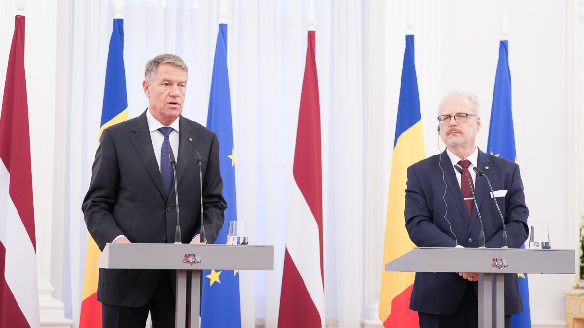 Klaus Iohannis Rigában, az Egils Levits lett elnökkel tartott sajtótájékoztatón (Fotó: presidency.ro)