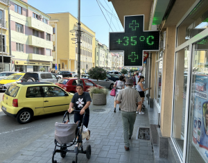Kitart a perzselő hőség