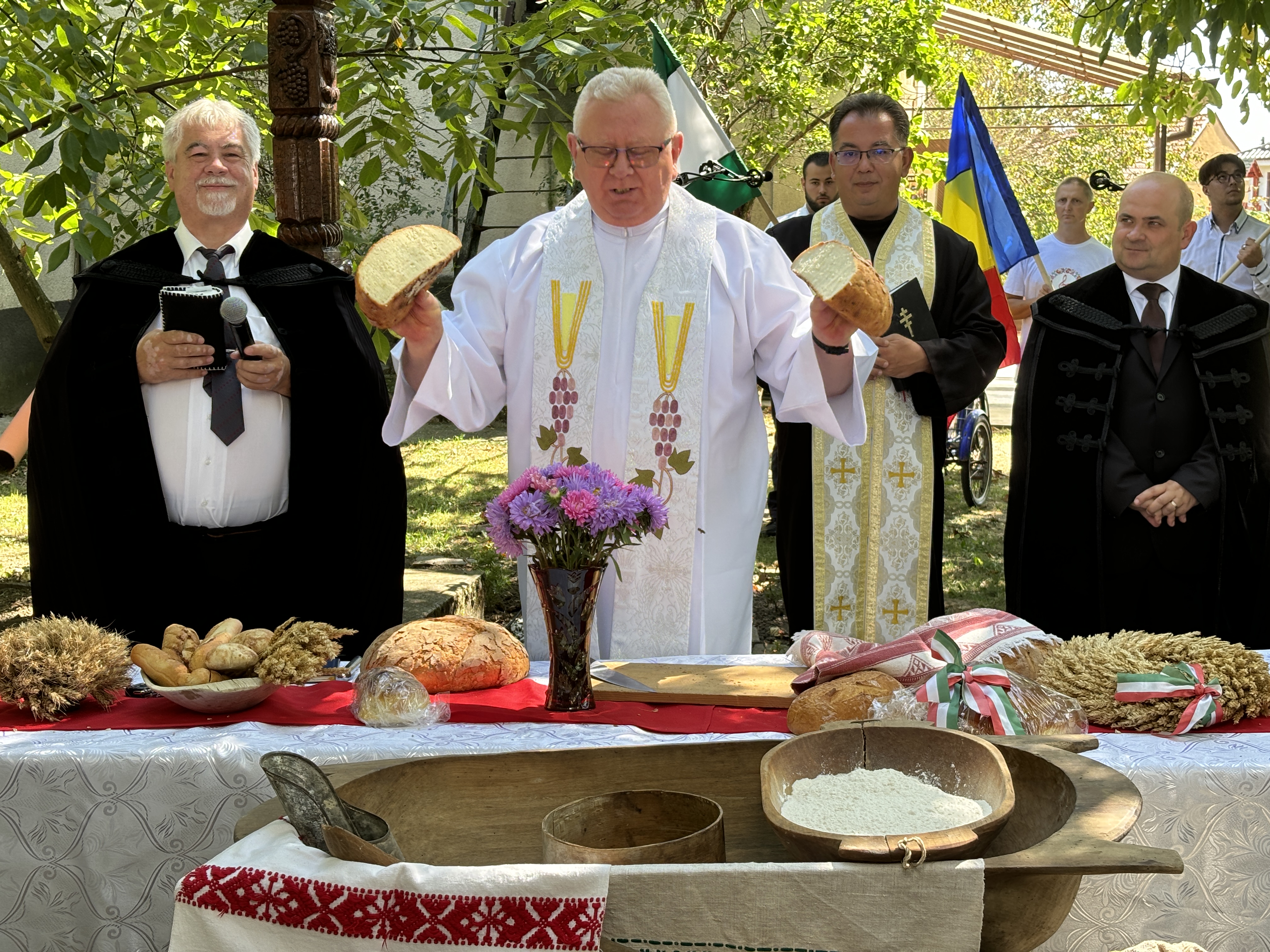 hirek/2025/augusztus/megszegetik-az-ujkenyer-uj-kenyer-lazariban-9.JPG