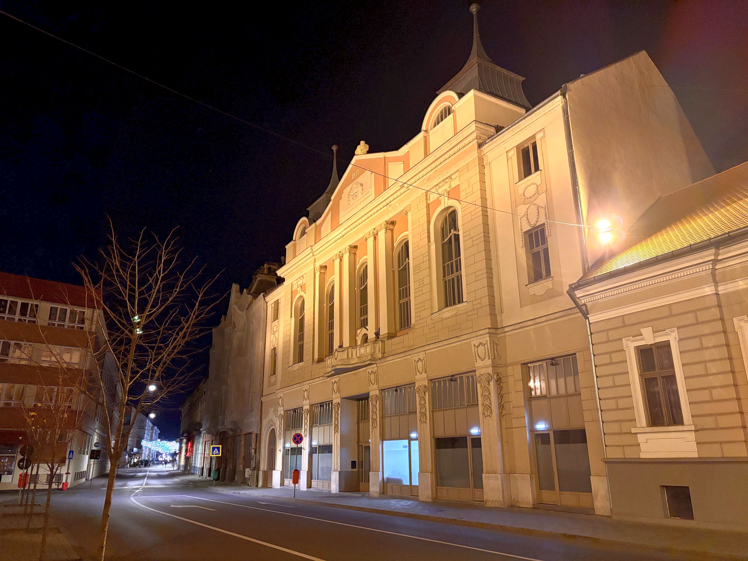 hirek/2025/dec/szatmarnemeti-iparosotthon-stefan-cel-mare-by-night.jpg