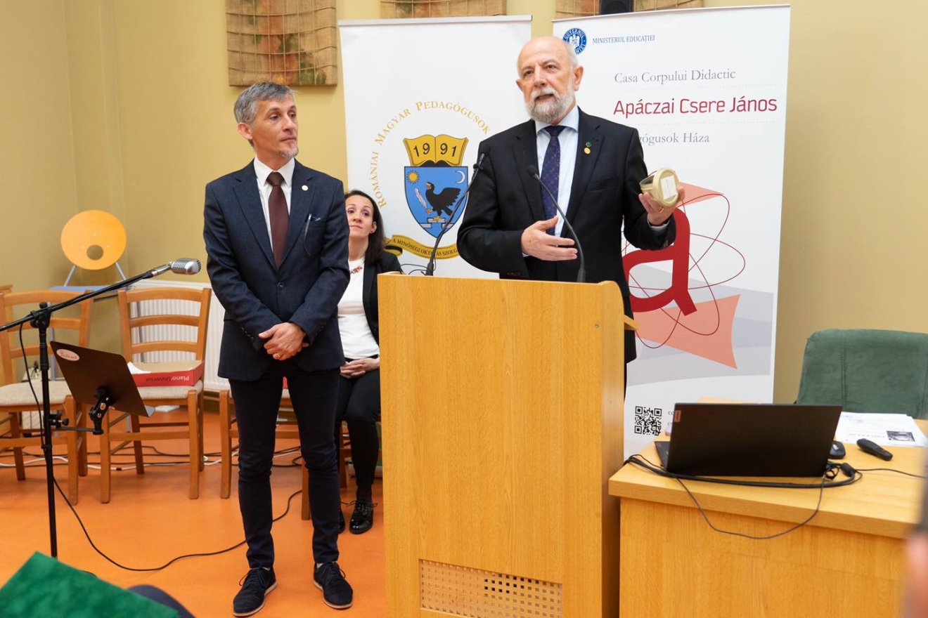 Burus-Siklódi Botond RMPSZ elnök (a pulpitusnál) és Ferencz S. Alpár országos szakmai alelnök 