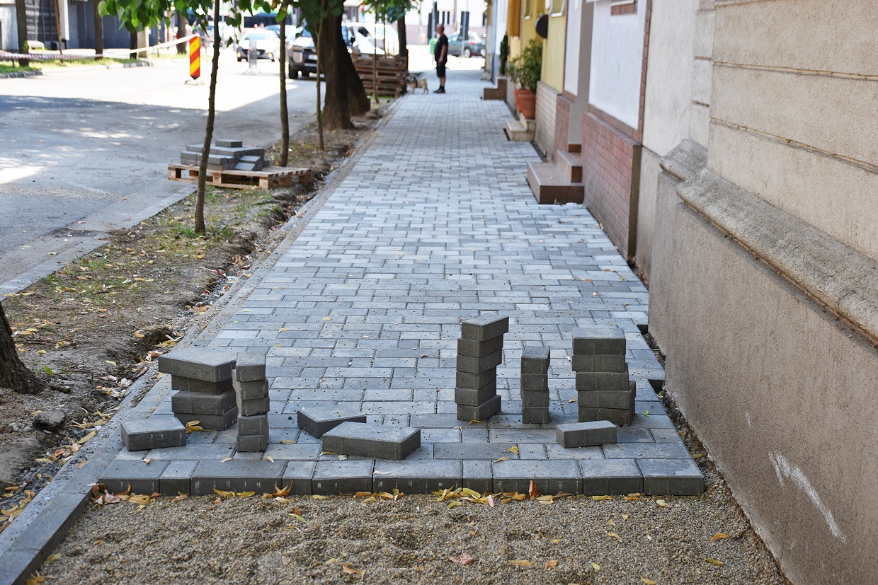 hirek/2025/julius/zajlanak-de-akadoznak-is-a-kozteri-munkalatok-2.jpg