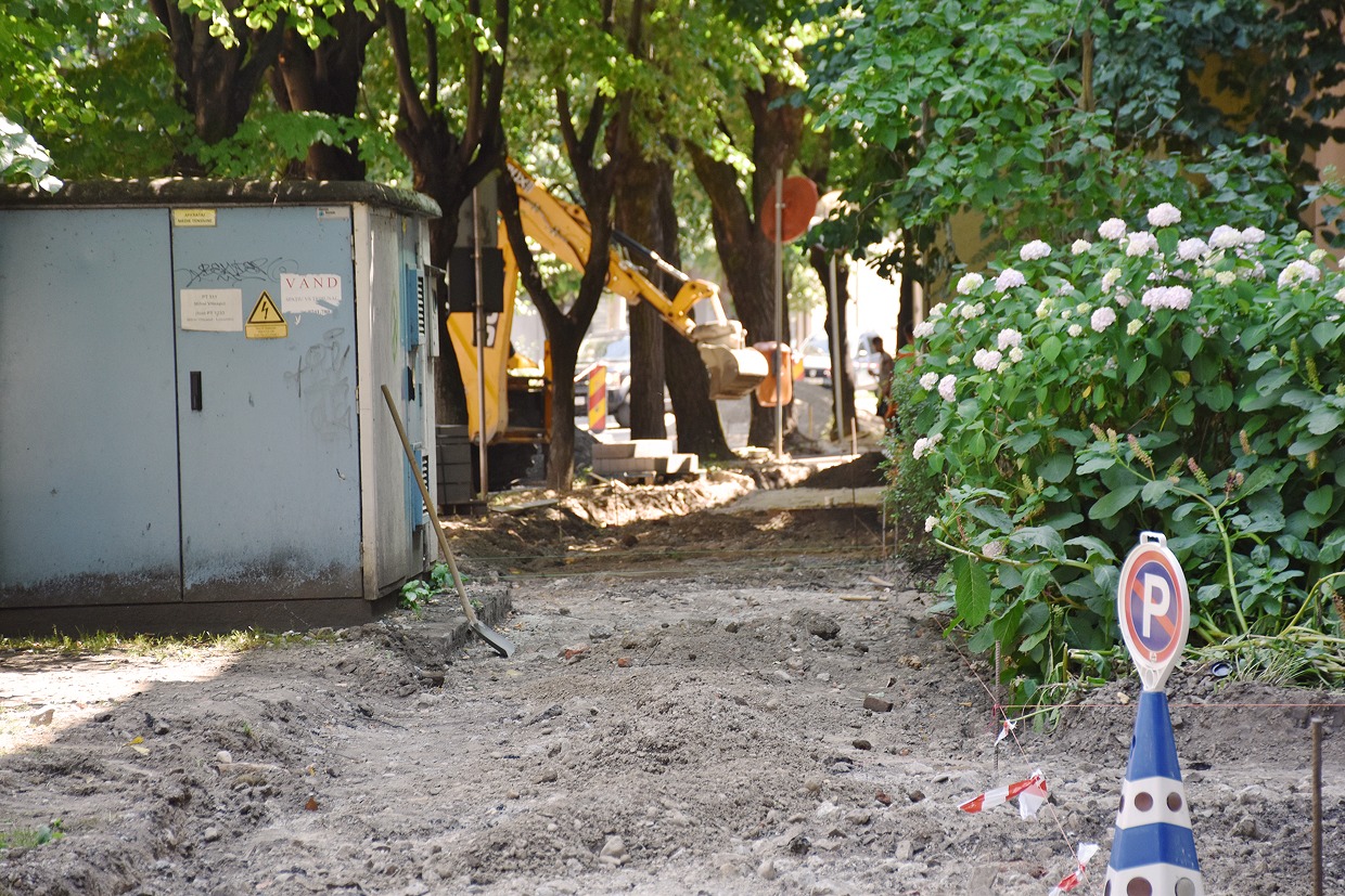 hirek/2025/julius/zajlanak-de-akadoznak-is-a-kozteri-munkalatok-3.jpg