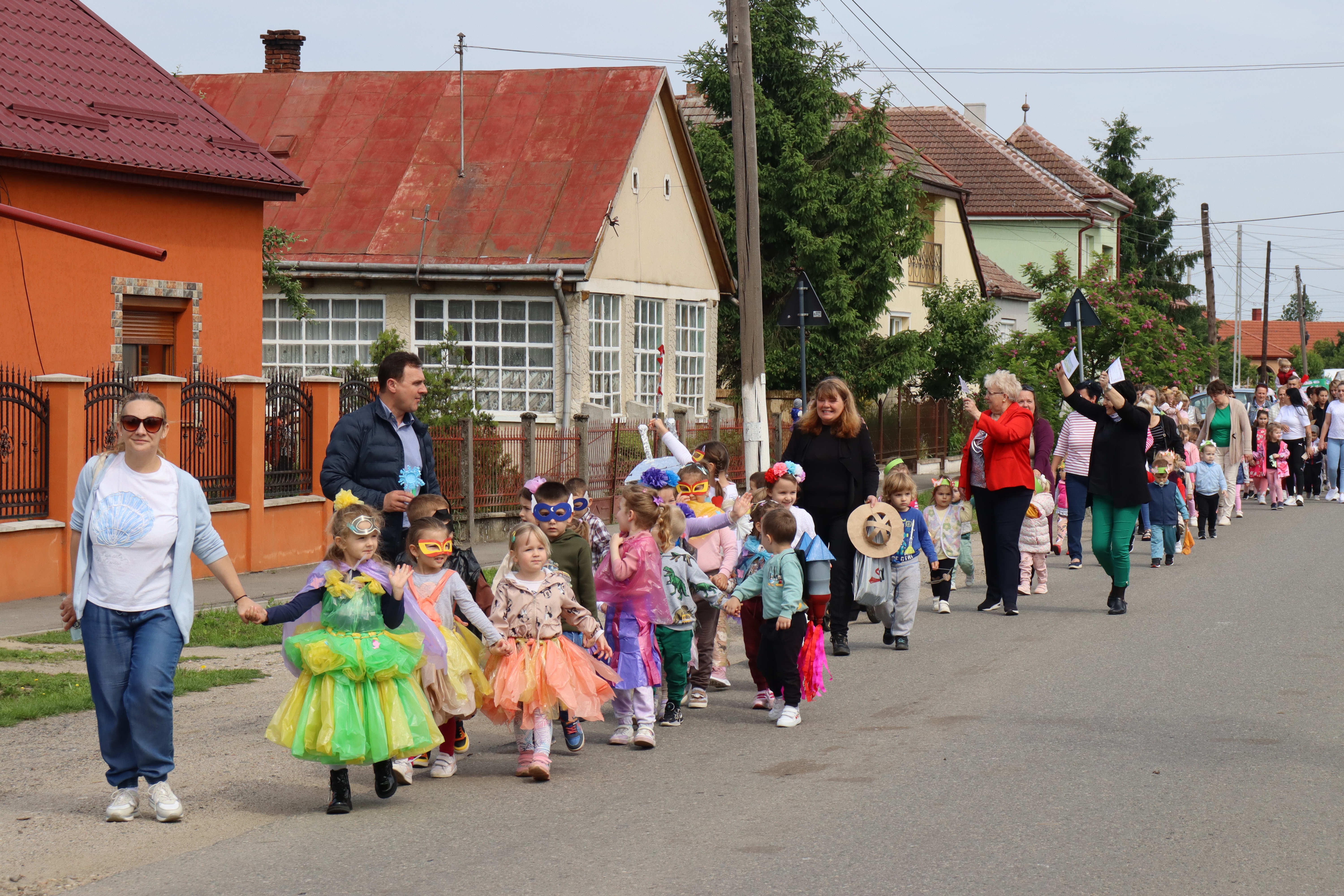 hirek/2025/majus/0527-vrgkrvn-lzr/jarja-a-megyet-a-parkok-napi-viragkaravan-5.JPG