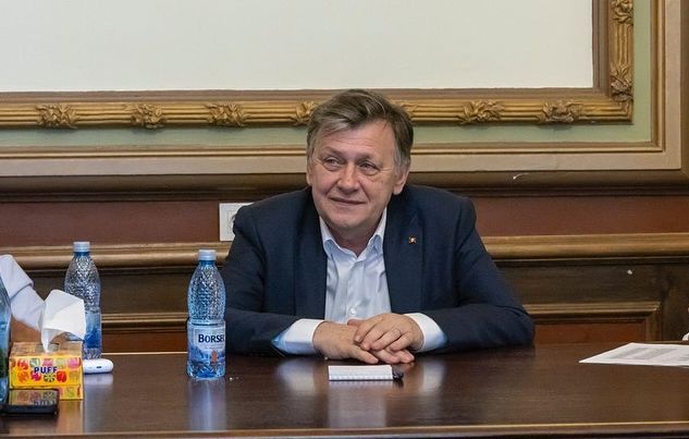 hirek/2025/majus/a-nep-beszelt-es-emigyen-szola-crin-antonescu-fb.jpg