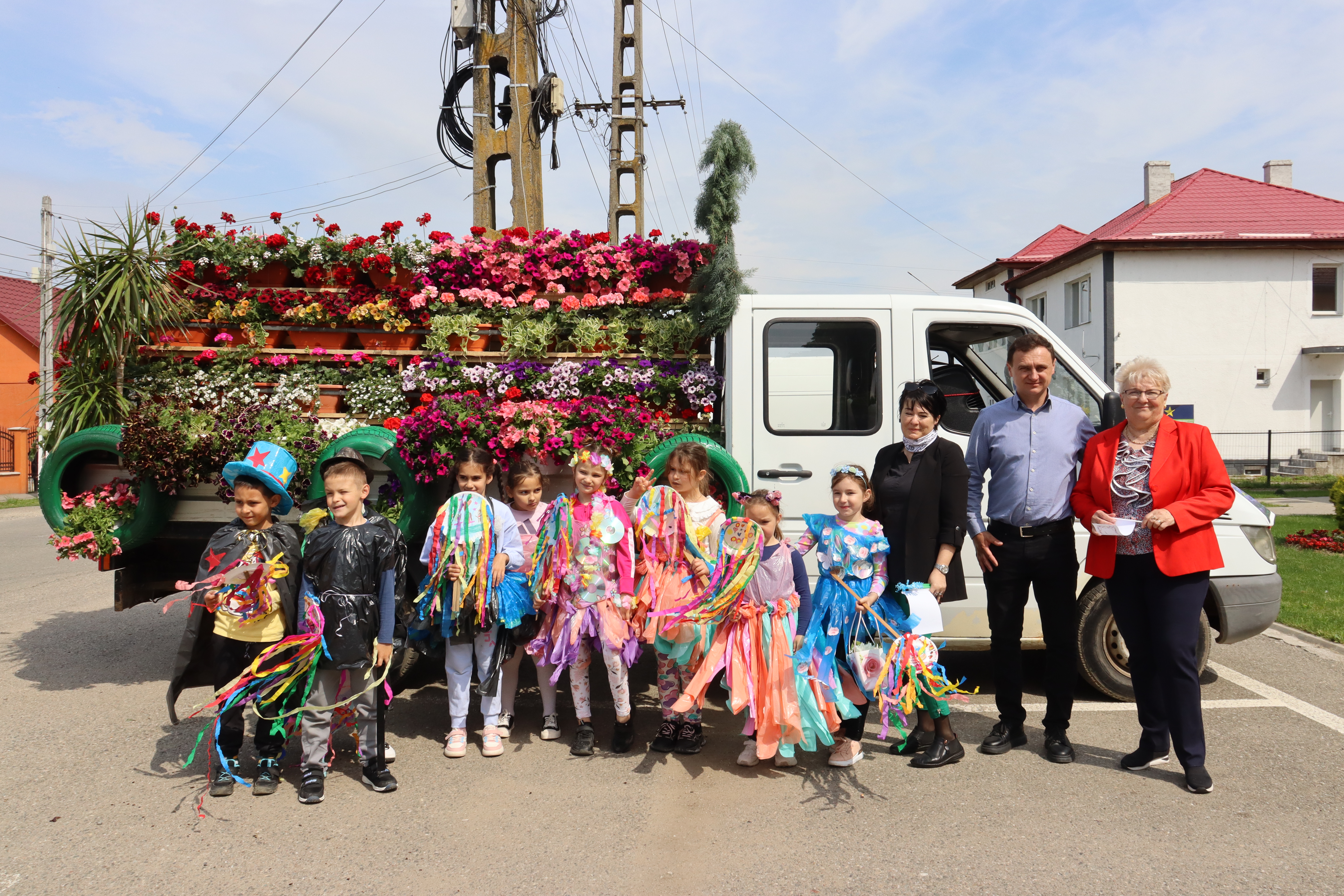 hirek/2025/majus/iskolakhoz-kerulnek-a-karavan-viragai-lazari.JPG