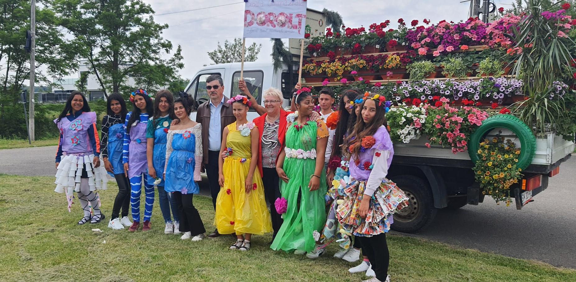hirek/2025/majus/iskolakhoz-kerulnek-a-karavan-viragai-pusztadaroc.jpg