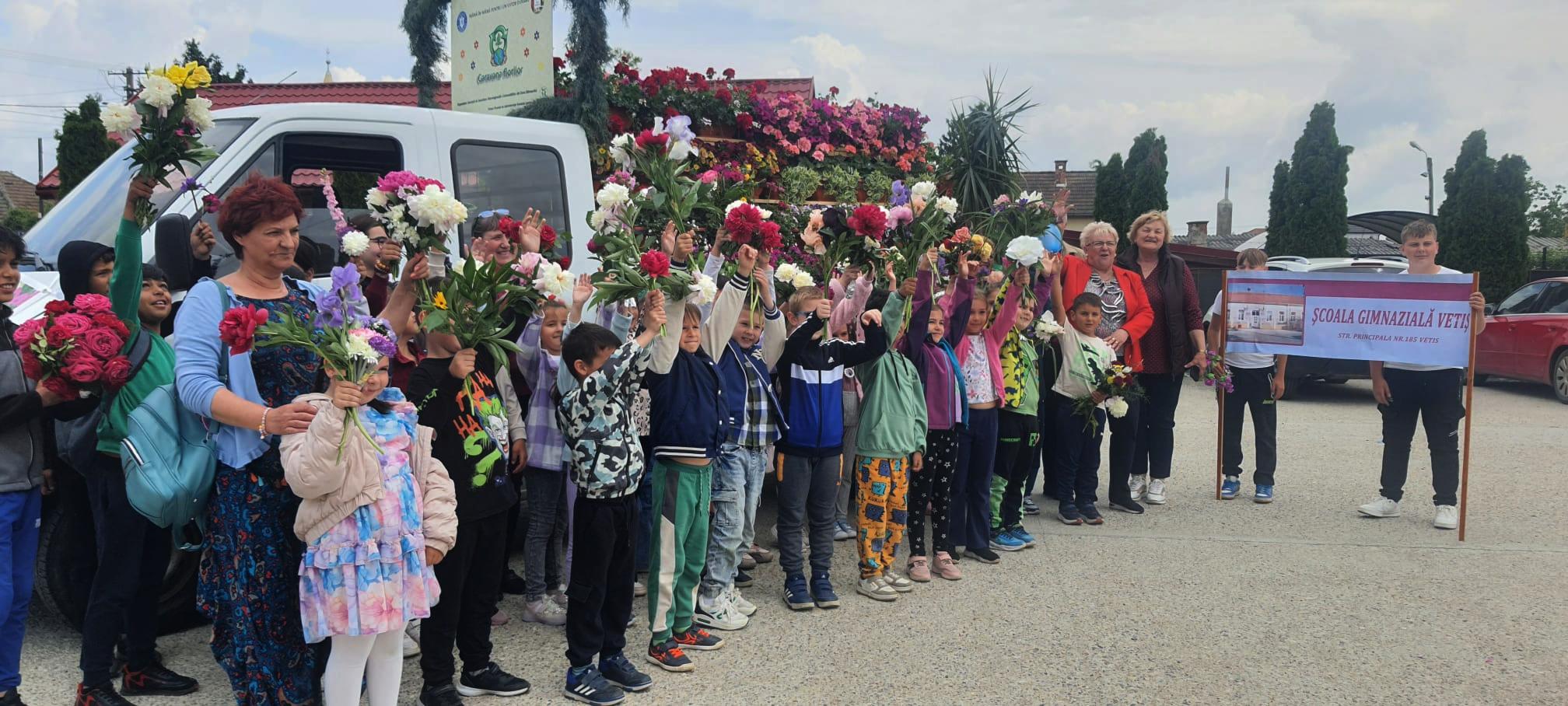 hirek/2025/majus/iskolakhoz-kerulnek-a-karavan-viragai-vetes.jpg