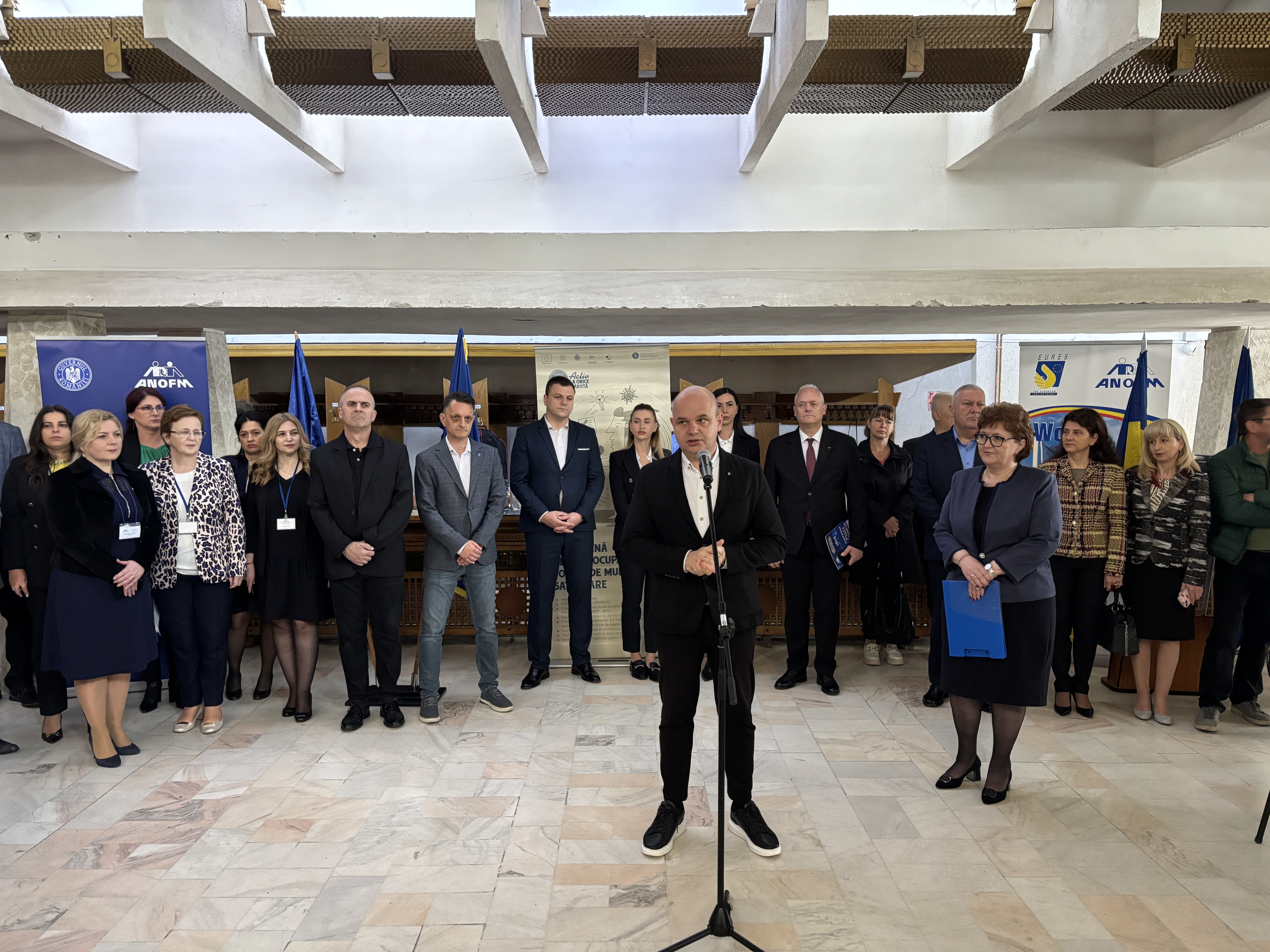 hirek/2025/majus/szazak-vettek-reszt-az-allasborzen-altfatter-tamas-prefektus.JPG