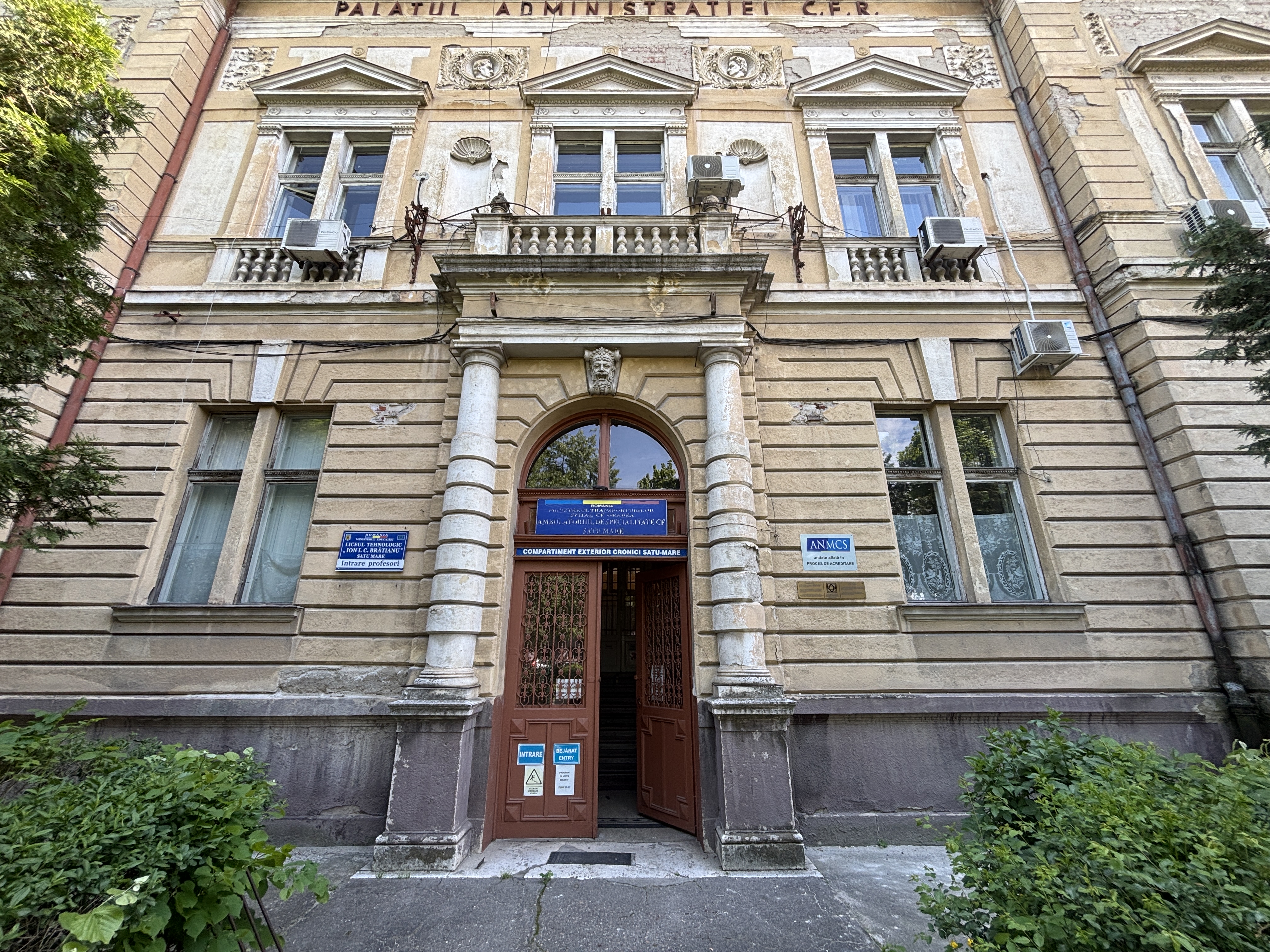 hirek/2025/majus/tandemben-ujitanak-fel-a-cfr-poliklinikat-2.JPG