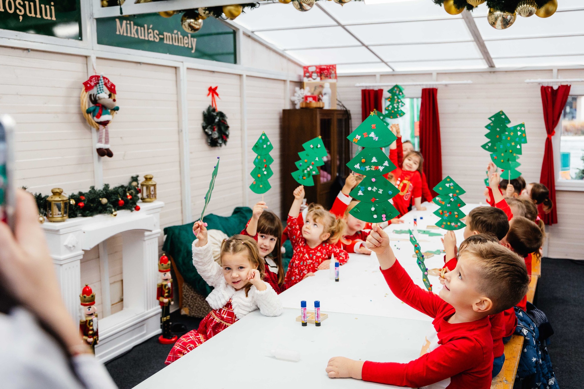 hirek/2025/nov/varja-a-jelentkezoket-a-mikulas-a-muhelyebe-2.jpg