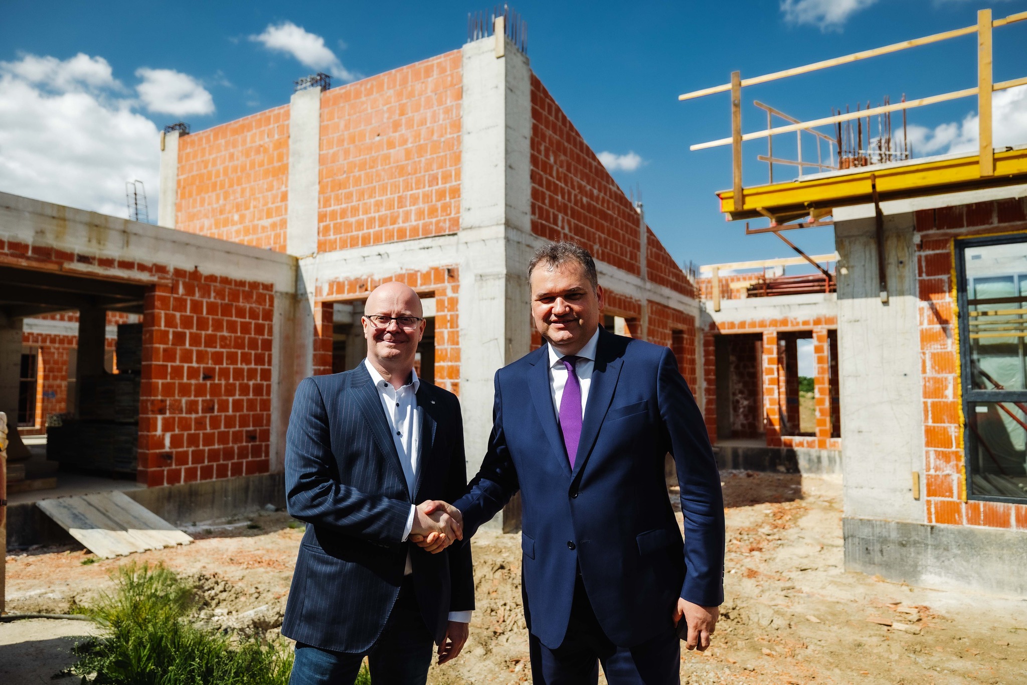 hirek/2025/oktober/aszfaltozasok-folytatodnak-a-bolcsodek-epulhetnek-kereskenyi-gabor-cseke-attila1.jpg