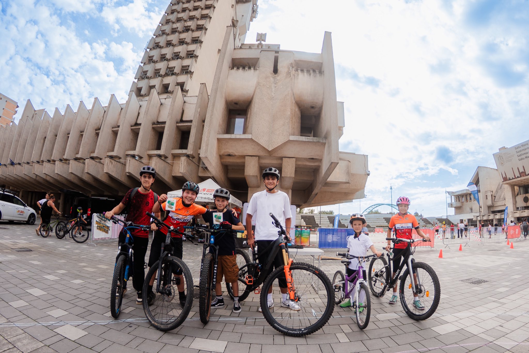 hirek/2025/oktober/fuss-es-biciklizz-a-varoson-at-2.jpg