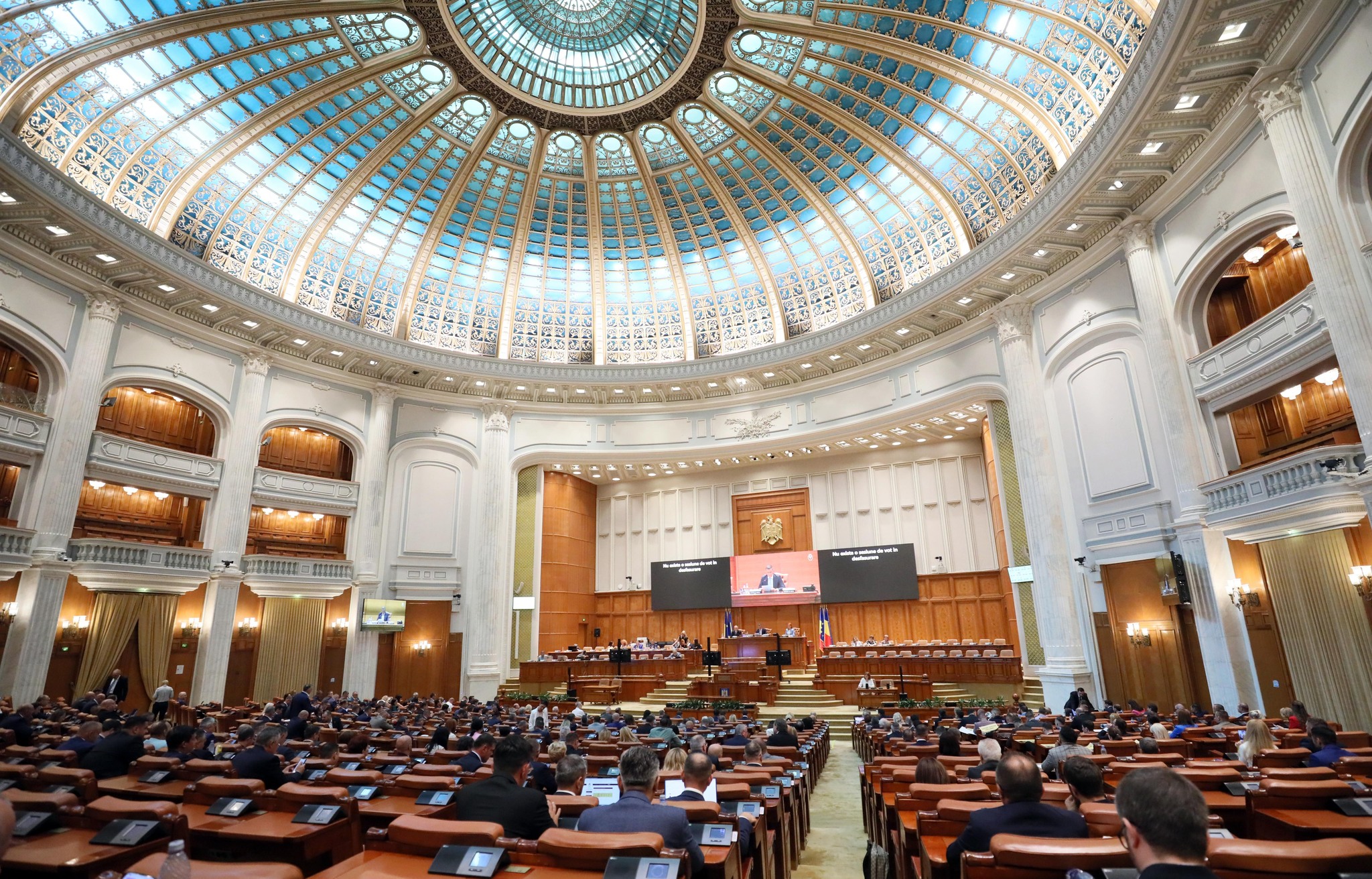 hirek/2025/oktober/roman-parlament-ulesterem-2.jpg