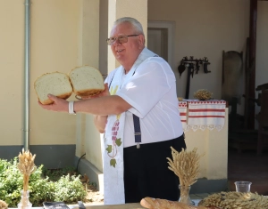 Szent István-napi kenyérünnepet tartottak Lázáriban – KÉPGALÉRIA