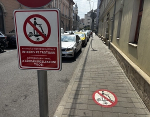 Emlékeztető e-rollereseknek – de a gyalogosoké hol van?