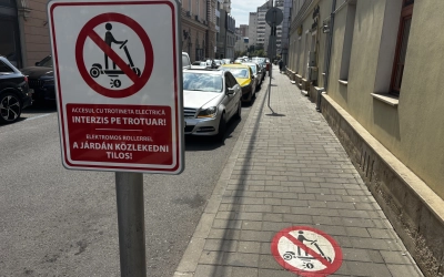 Emlékeztető e-rollereseknek – de a gyalogosoké hol van?