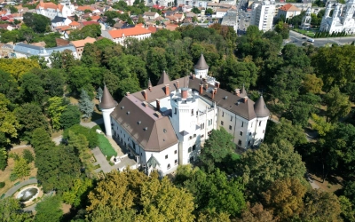 Bezárják a nagykárolyi kastélykertet