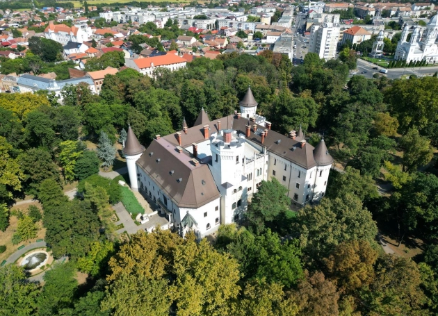 Bezárják a nagykárolyi kastélykertet