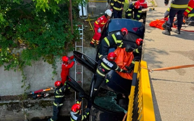 A Zazar medrébe zuhant egy autó Felsőbányán
