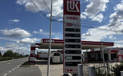 Illetékcsökkentéssel szorítanák le az üzemanyagárakat