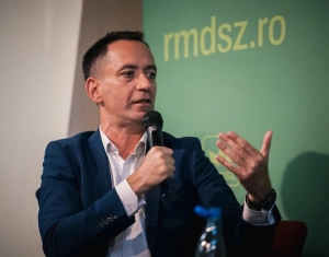 Óvodás szintű veszekedések helyett párbeszéd kell