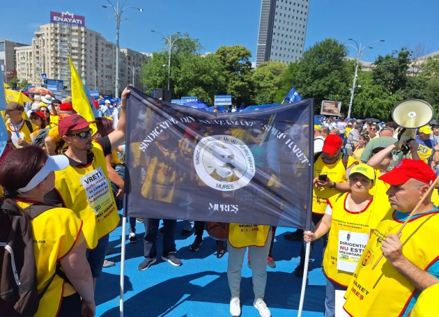 A parlament előtt tiltakoznak a tanügyisek