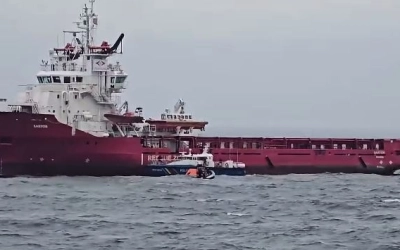 Felborult és elsüllyedhet a Fekete-tengeri dróntámadásban megrongálódott hajó