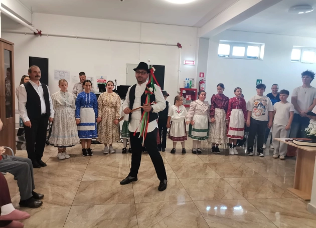 Az Emília Idősek Otthona lakóit köszöntötték a külteleki ifjak