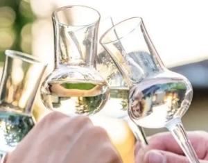 Az eddigi 50–ről évi 200 literre nőtt a saját fogyasztásra készített hagyományos alkoholos italok jövedékiadó-mentes mennyisége