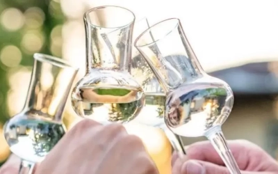 Az eddigi 50–ről évi 200 literre nőtt a saját fogyasztásra készített hagyományos alkoholos italok jövedékiadó-mentes mennyisége