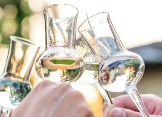 Az eddigi 50–ről évi 200 literre nőtt a saját fogyasztásra készített hagyományos alkoholos italok jövedékiadó-mentes mennyisége