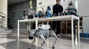 QR-kód és robotkutya: ificsalogató állásbörze