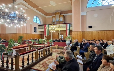 Szatmárhegyen emléktáblát avattak a papi előljárók emlékére a Gyülekezeti Szövetség találkozóján — KÉPGALÉRIA