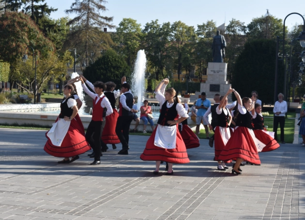 Jubileumi Erntedankfest — látványos felvonulással és sok–sok tánccal