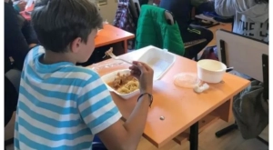 Több mint 48 ezer ki nem szállított iskolai napi menü árát vágták zsebre