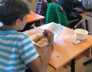 Több mint 48 ezer ki nem szállított iskolai napi menü árát vágták zsebre