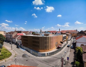 Hamarosan megnyílik Szatmárnémeti első emeletes parkolóháza