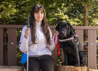 Onix, a fekete labrador lett Laura társa és életsegítője