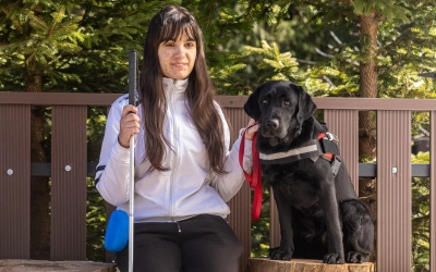 Onix, a fekete labrador lett Laura társa és életsegítője