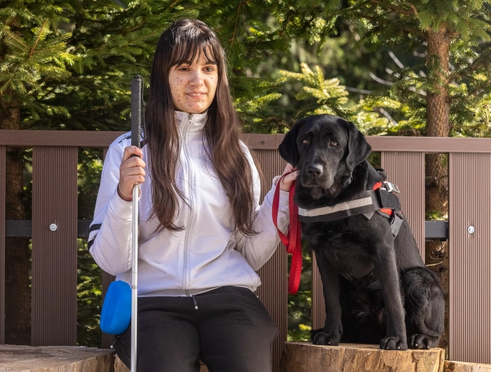 Onix, a fekete labrador lett Laura társa és életsegítője