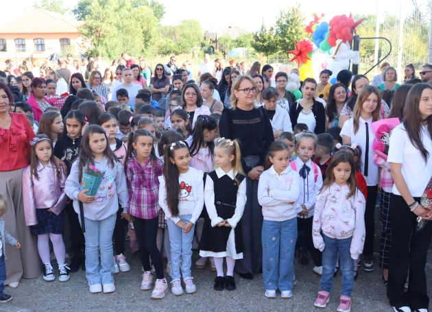Repedezik az iskolaépület: beárnyékolt tanévkezdés Lázáriban - KÉPGALÉRIA