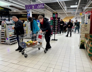 Tovább kornyadozik a vásárlóerő