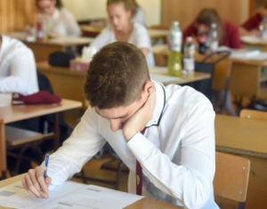 Hétfőtől képességfelmérőznek a nyolcadikosok