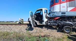 Vonattal ütközött egy kisteherautó Szőkemocsárnál